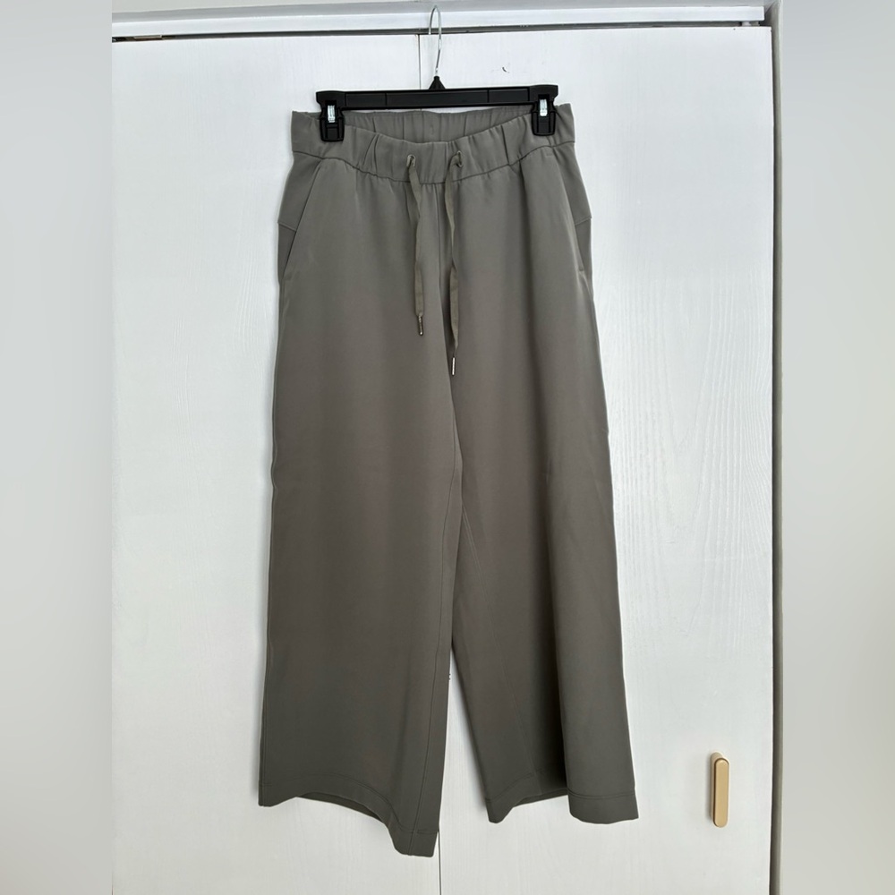 Lululemon Athletica Ankle/ Cropped Wide Leg Pants With Pockets . Rosemary color